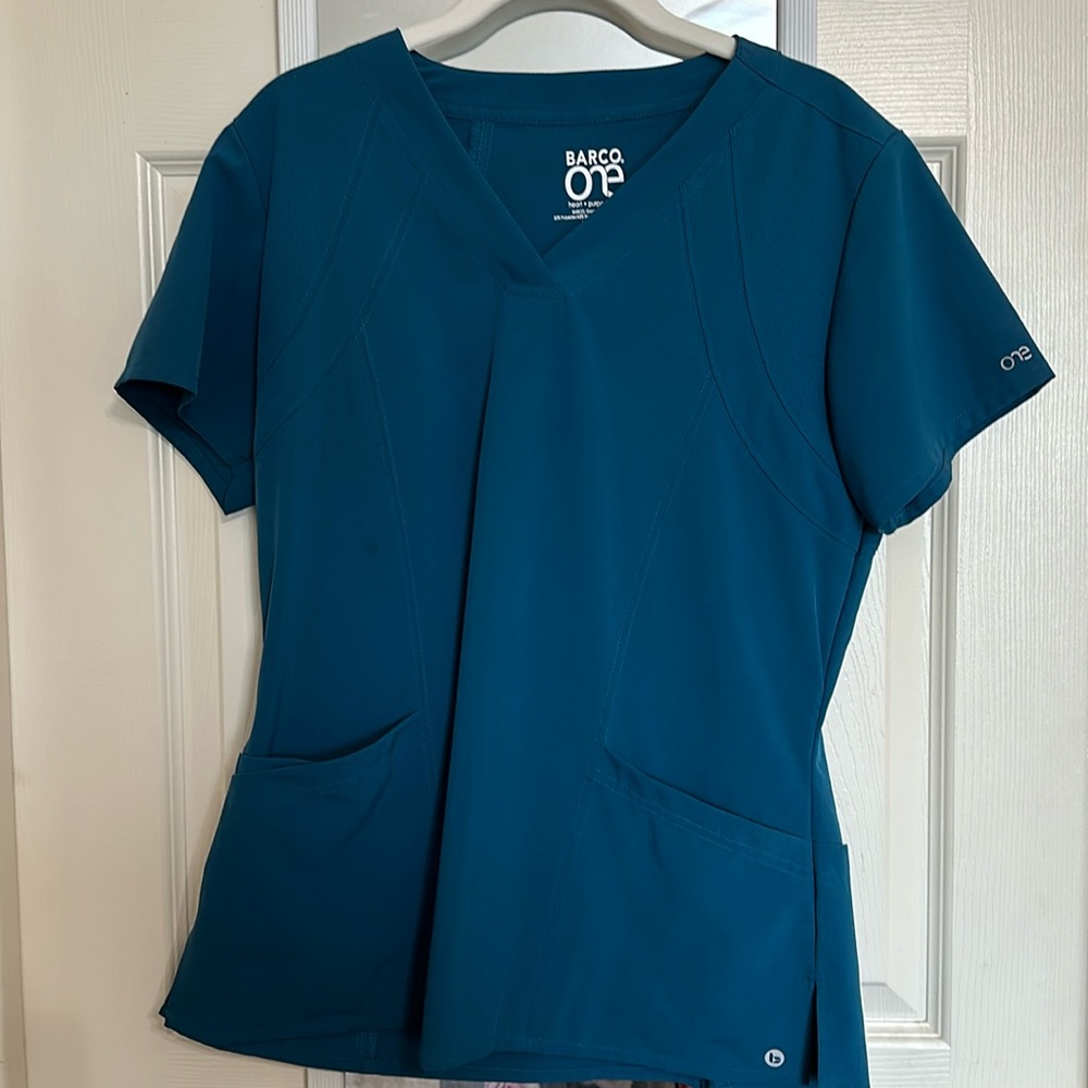Size M barco one scrubs top